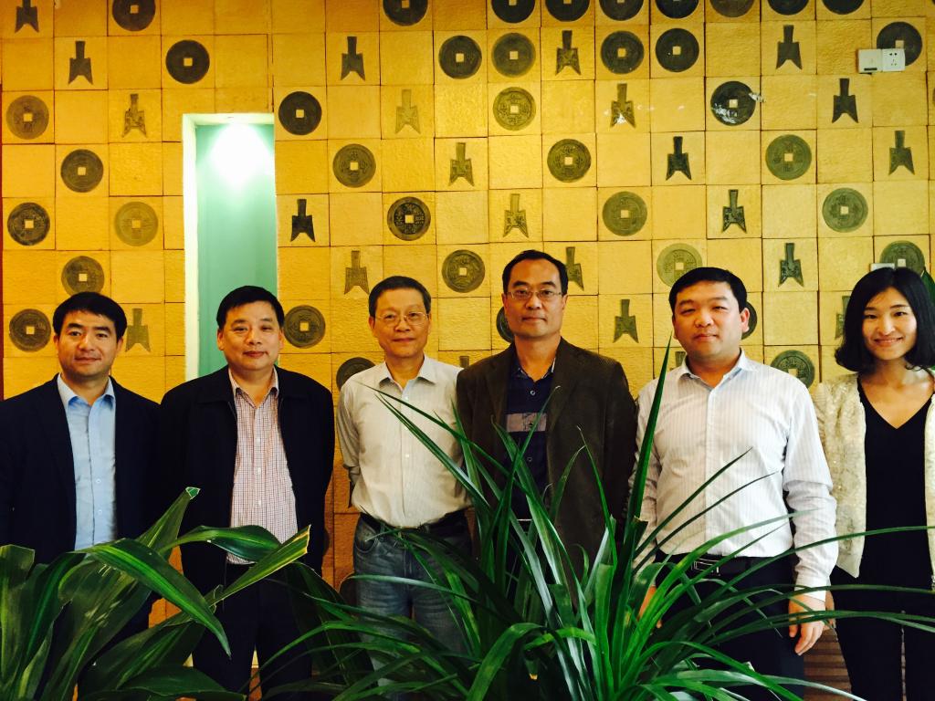 朱纯深教授与各位老师合影