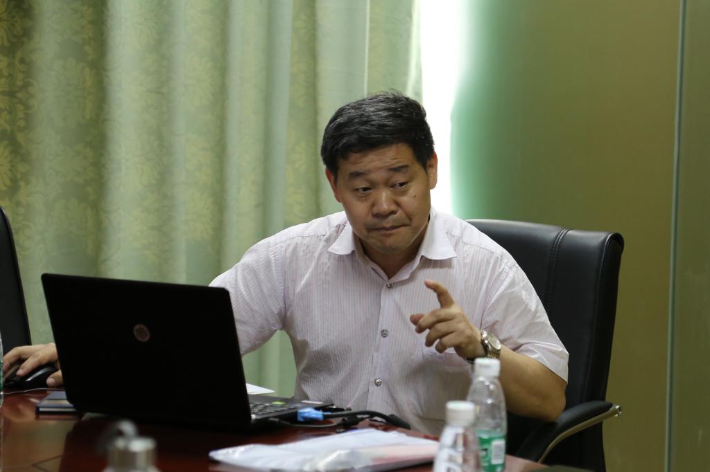 图2 蒋盛益就开展多语种舆情分析研究与宗教授展开讨论