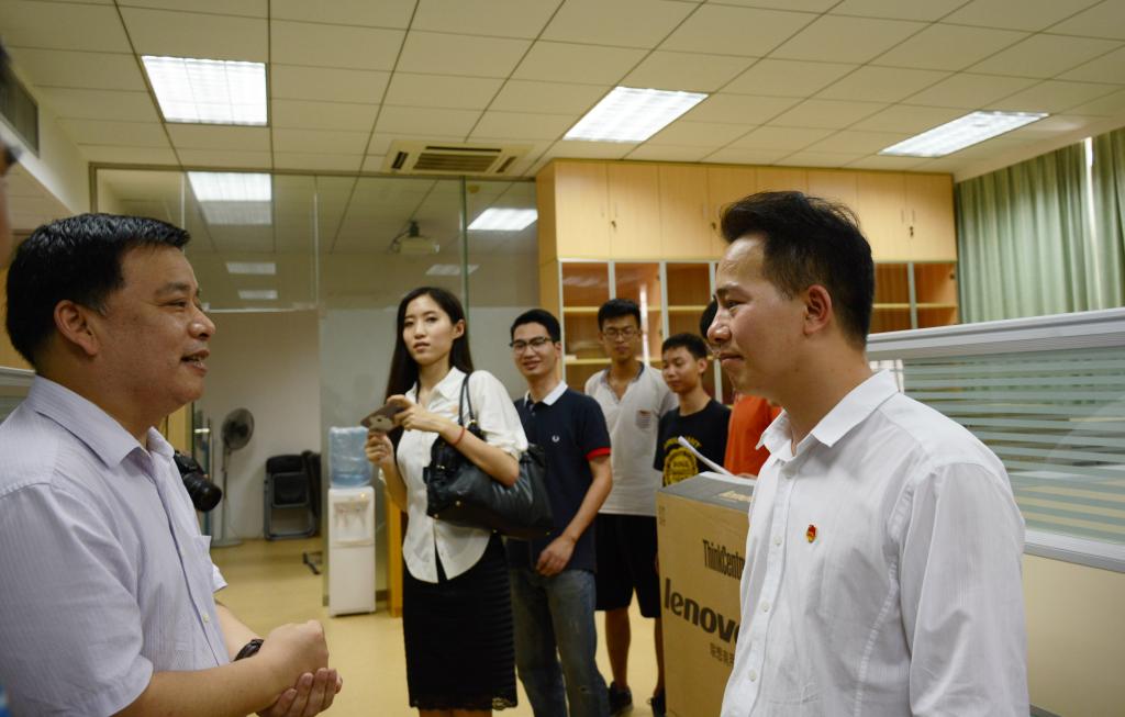 图1 李心广介绍实验室及英语语音科技创新团队情况