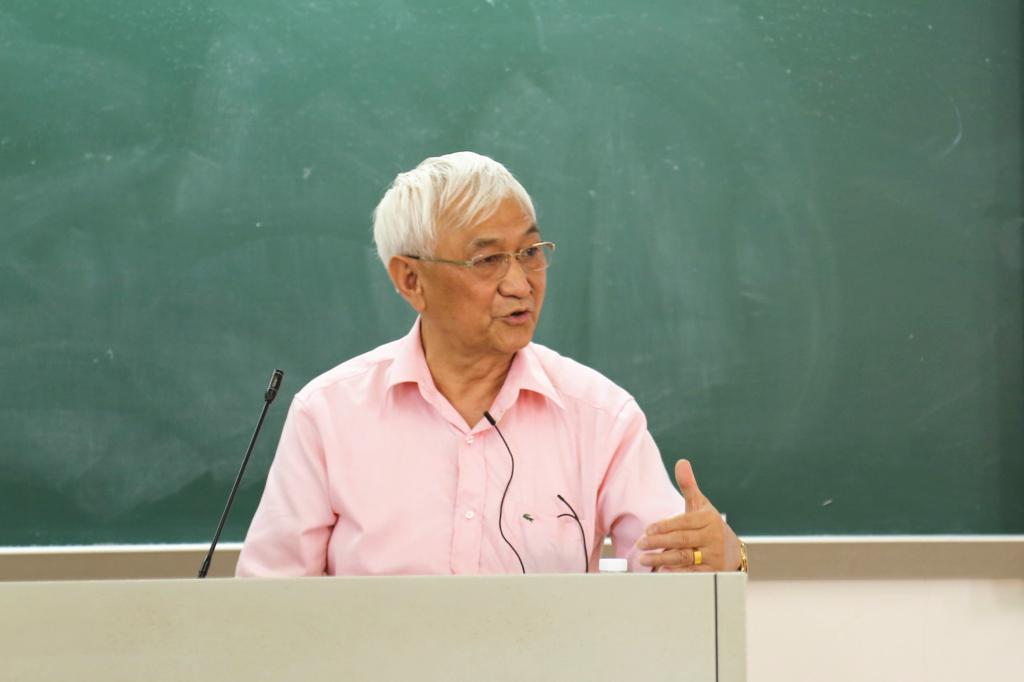 图2 冯志伟教授讲学