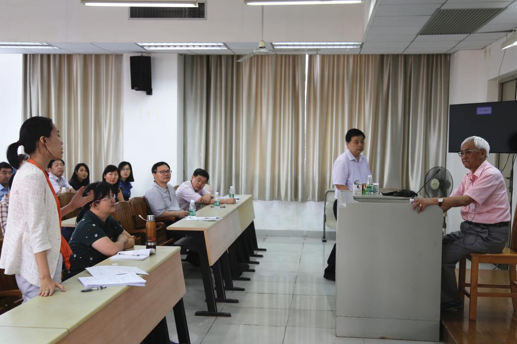 图3 参加讲座的老师向冯教授提问