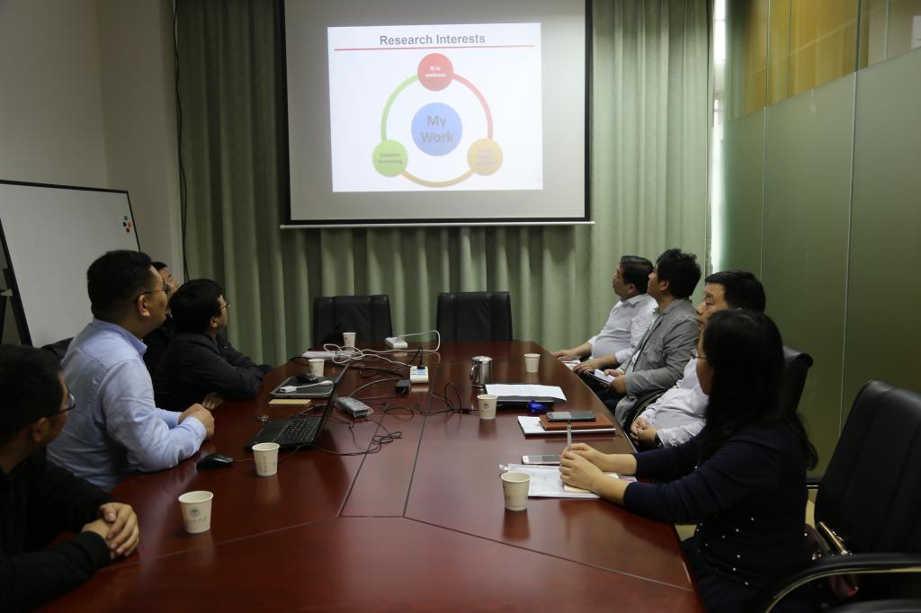 图1 聂教授与实验室人员交流