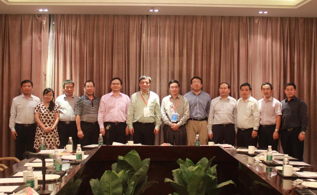 与会人员合影留念