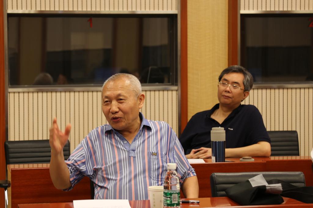 图2 宋柔教授与宗成庆教授进行学术探讨