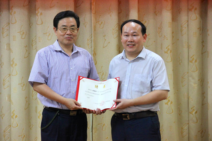 阳爱民为实验室研究人员颁发聘书