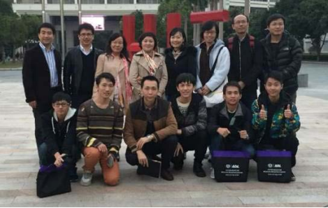 参加培训班的学员合影