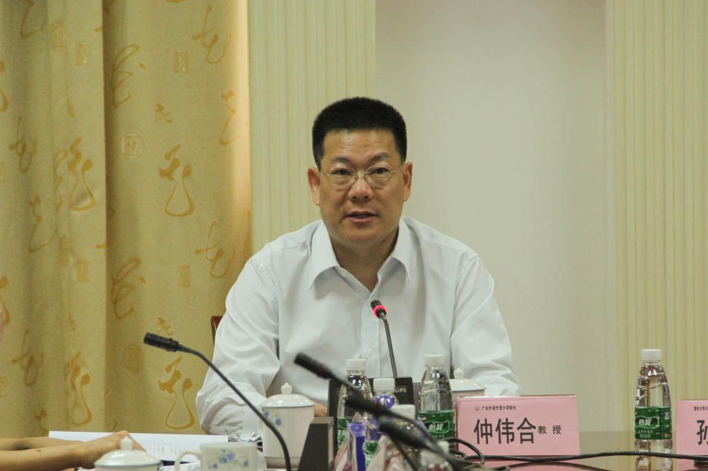 仲伟合为实验室发展提出要求