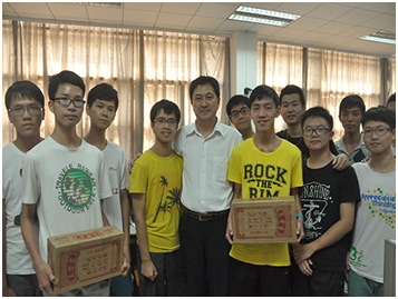 隋广军书记为同学们送来凉茶