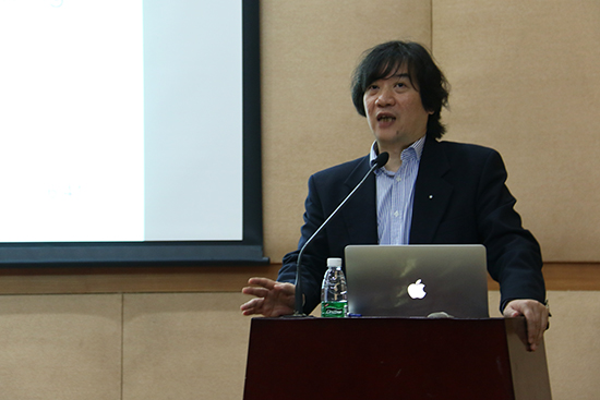 方称宇正在作讲座