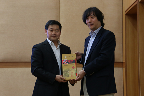 蒋盛益向方称宇纪念品