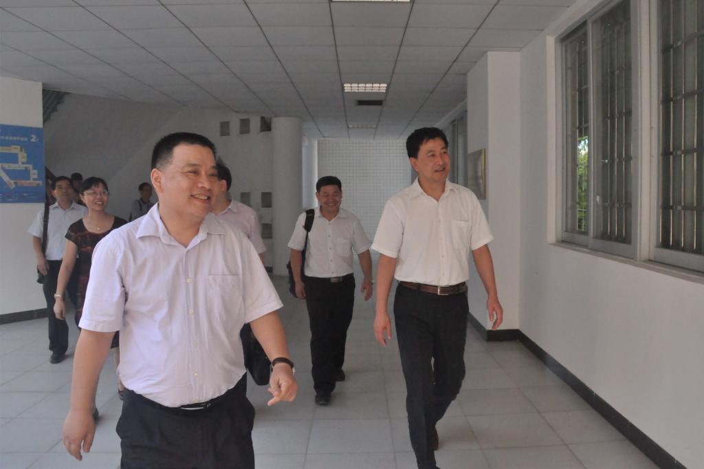 隋广军书记参观实验室