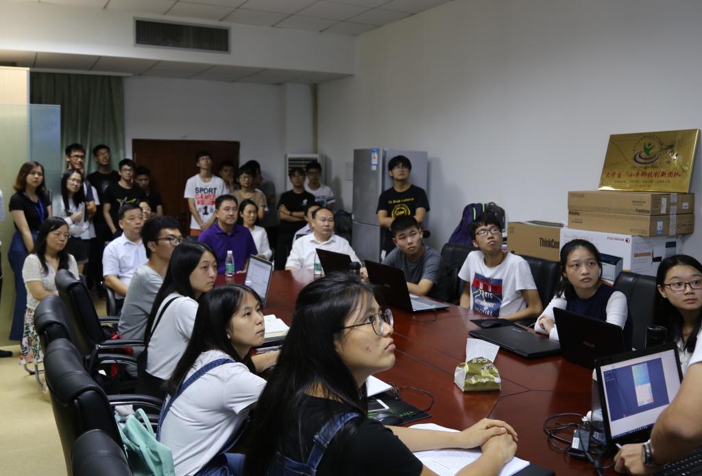 图1 隋广军观摩英语语音科技创新团队汇报