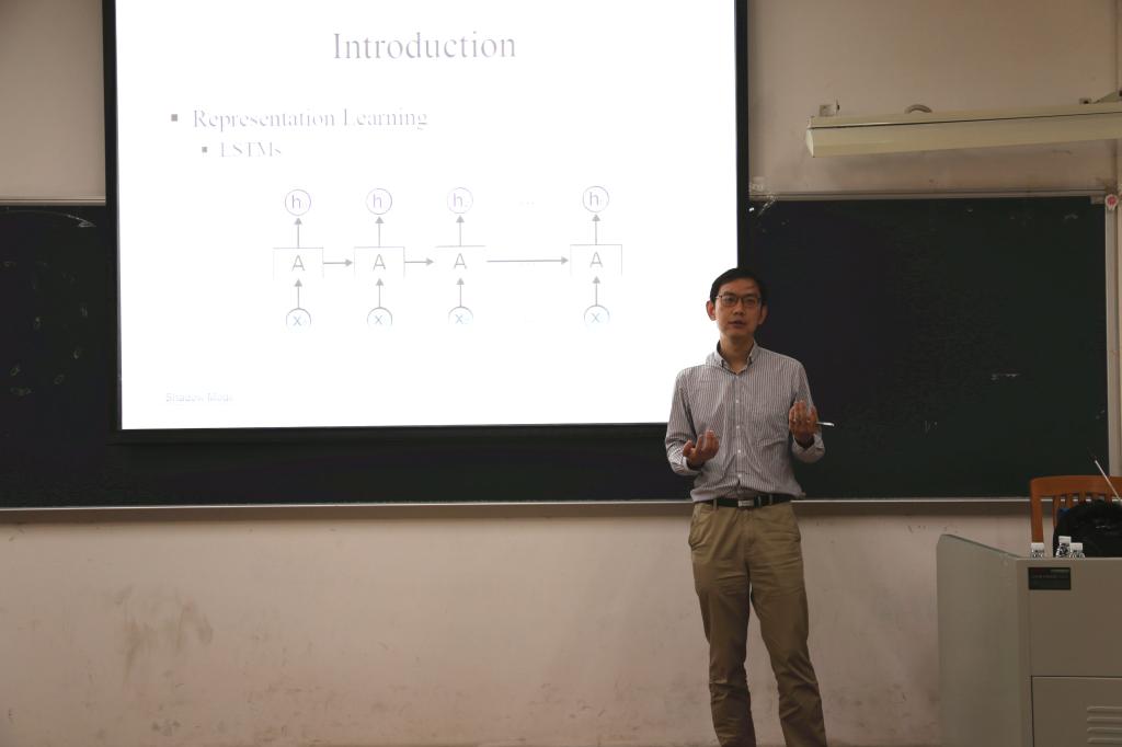 图1 张岳做学术讲座