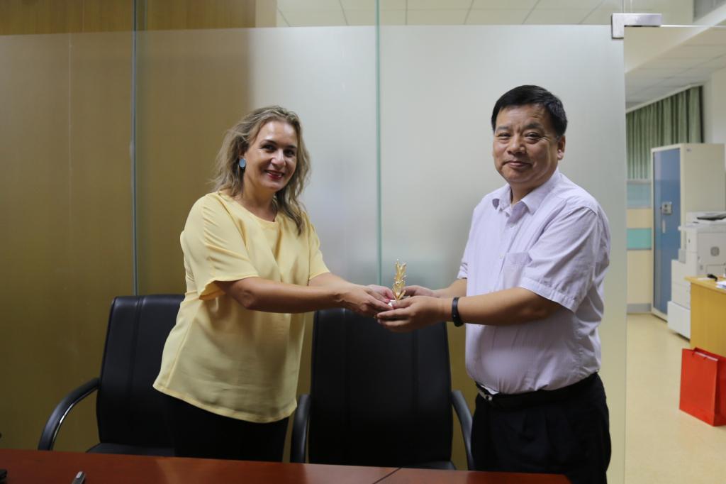 图2 李心广主任与Christina Alexandris副教授互换礼物