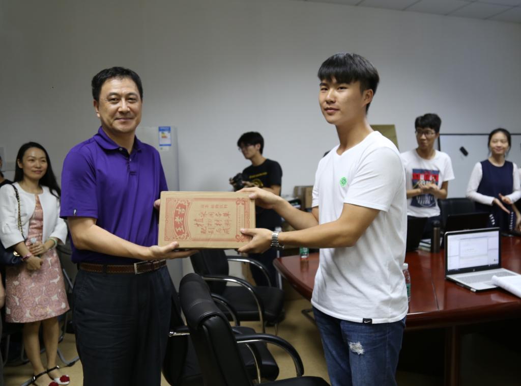 图2 隋广军为实训师生送来凉茶